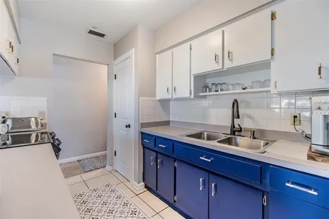 2808 W Lake Avenue Tampa FL 33607