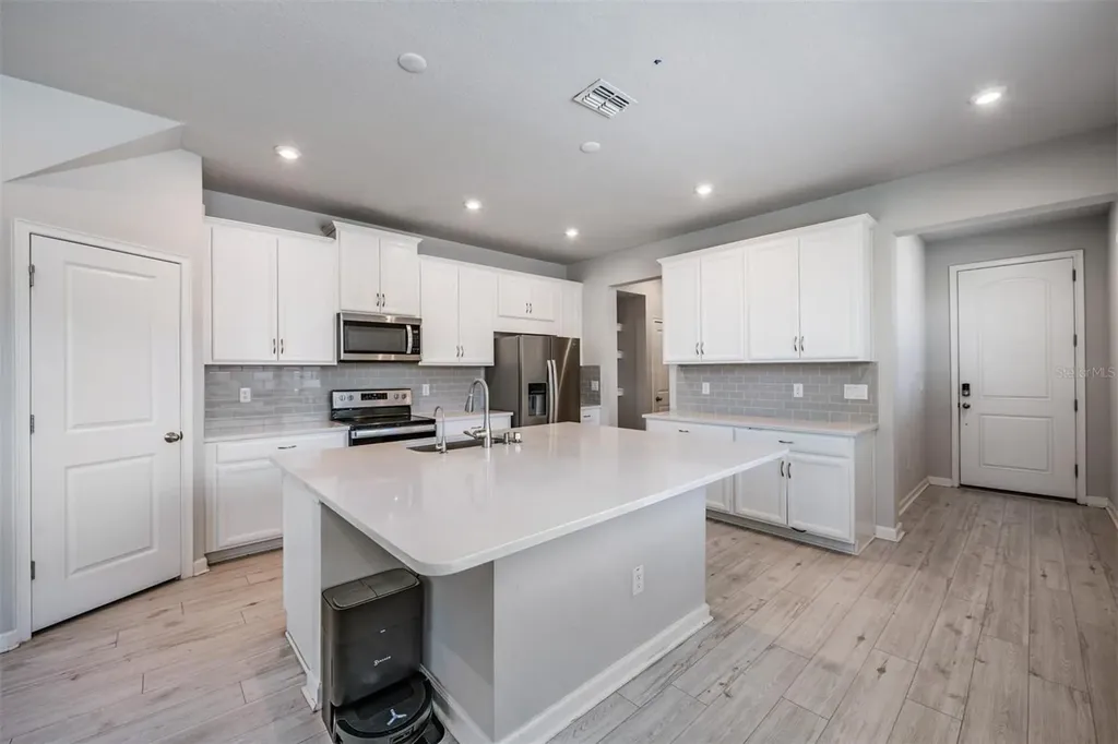 19153 Elsimont Isle Lutz FL 33558