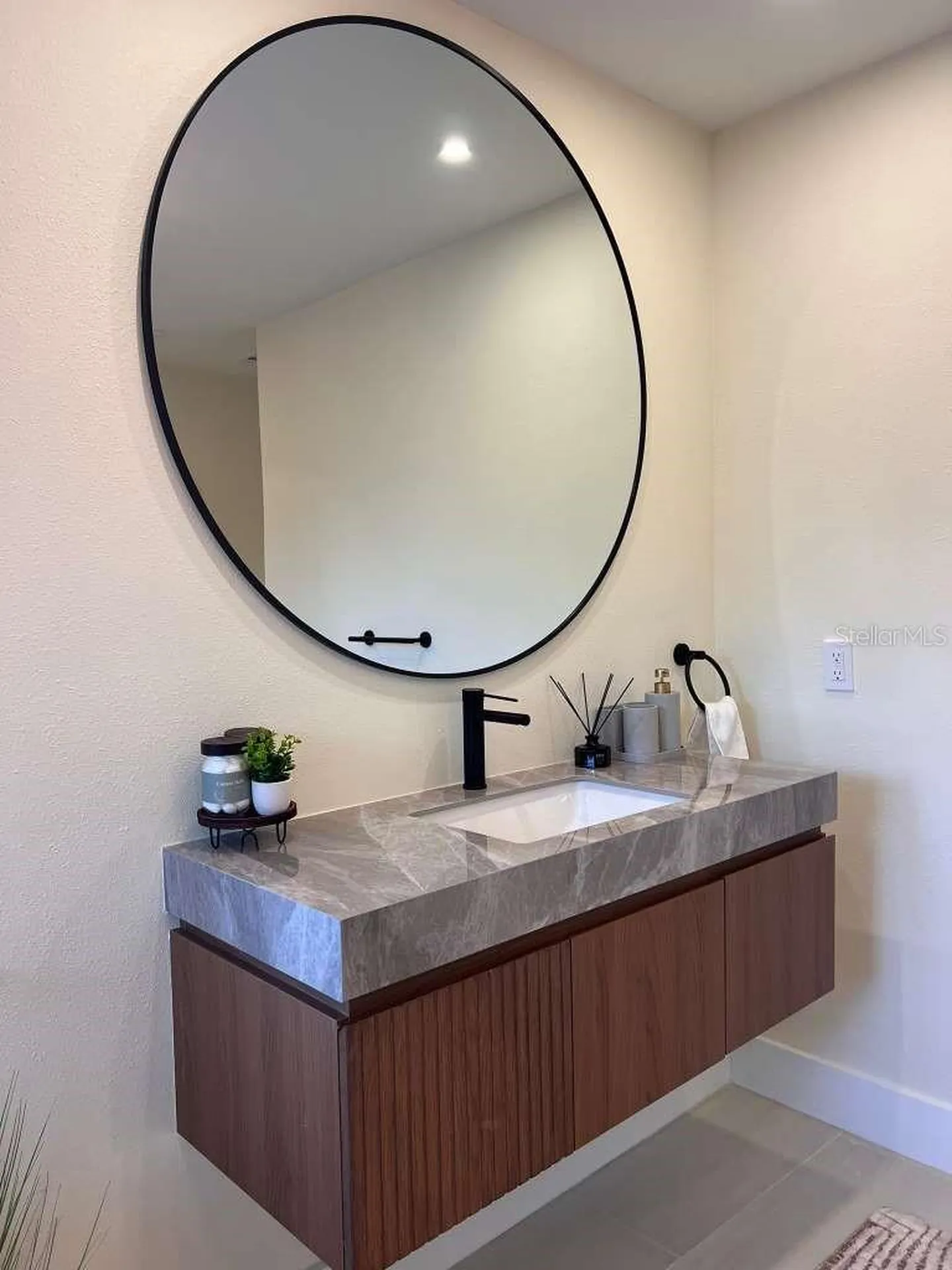 8240 Cypress Lake Drive Sarasota FL 34243