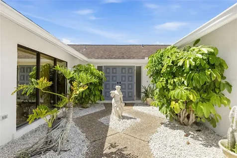 5710 Doral Court Sarasota FL 34238