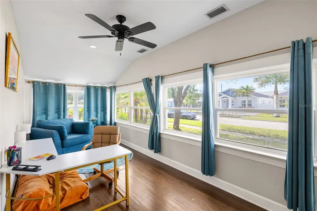 466 36th Avenue N St Petersburg FL 33704