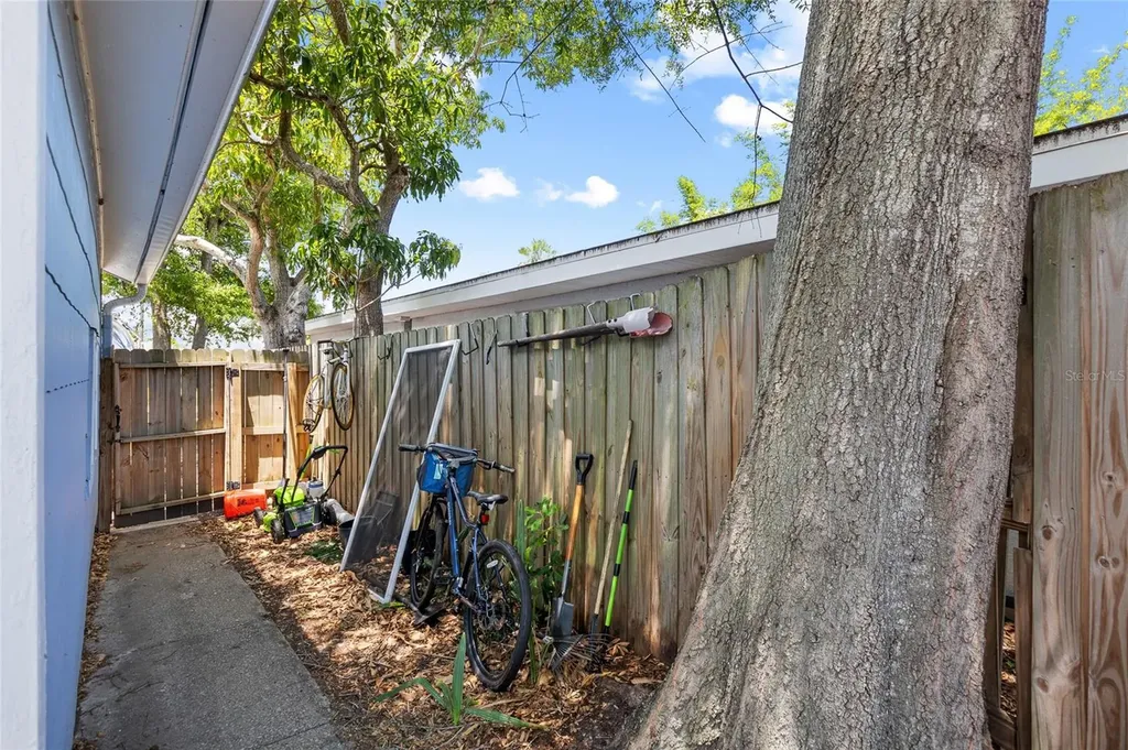 466 36th Avenue N St Petersburg FL 33704