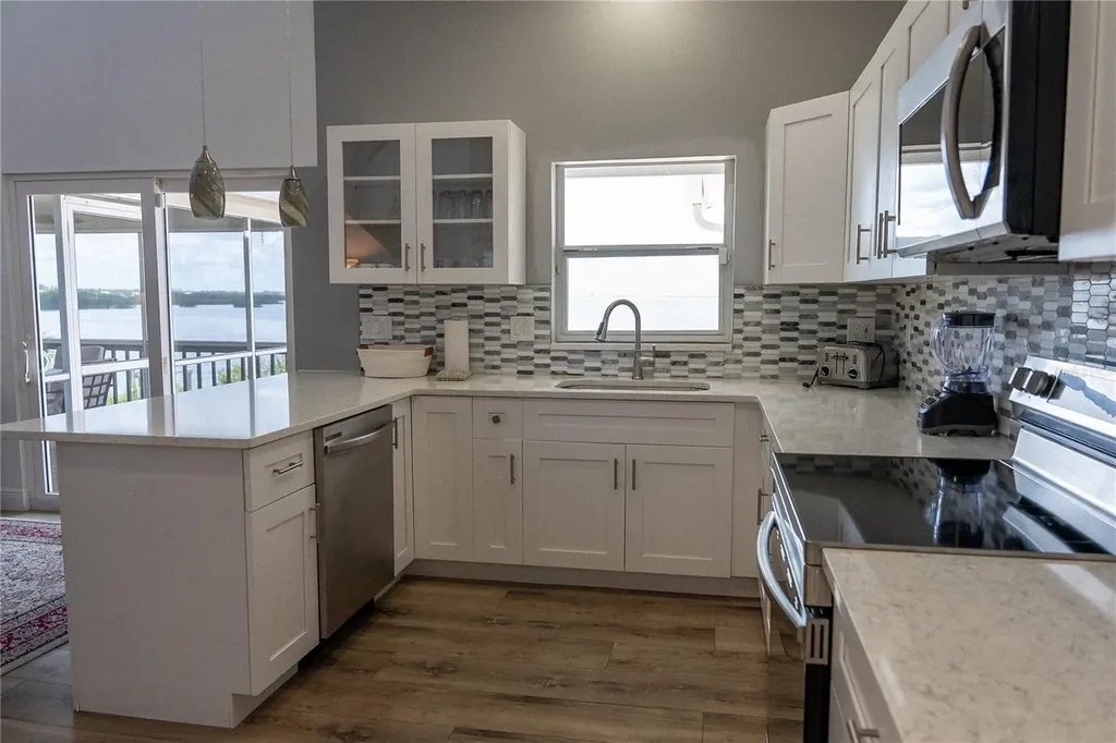2424 Bay Drive Bradenton FL 34207