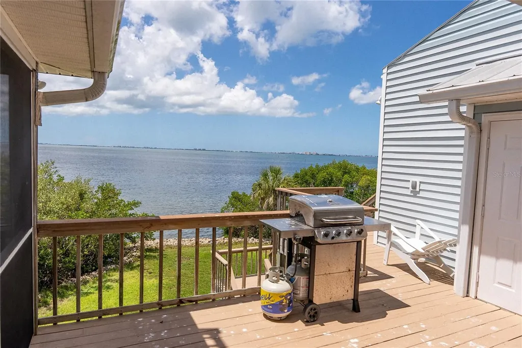 2424 Bay Drive Bradenton FL 34207