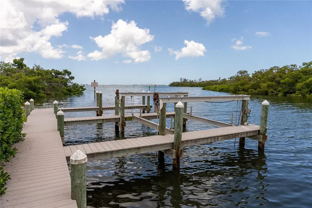 2424 Bay Drive Bradenton FL 34207