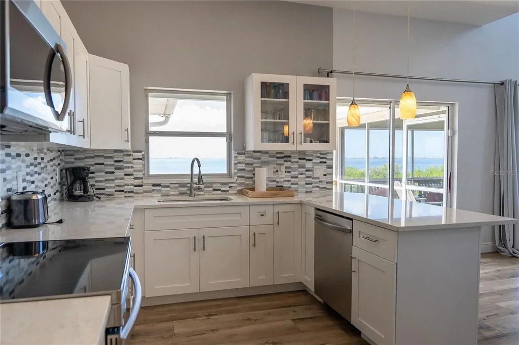 2424 Bay Drive Bradenton FL 34207