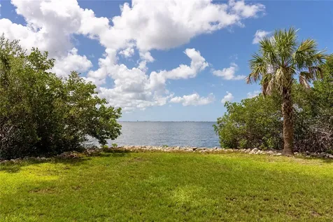 2424 Bay Drive Bradenton FL 34207
