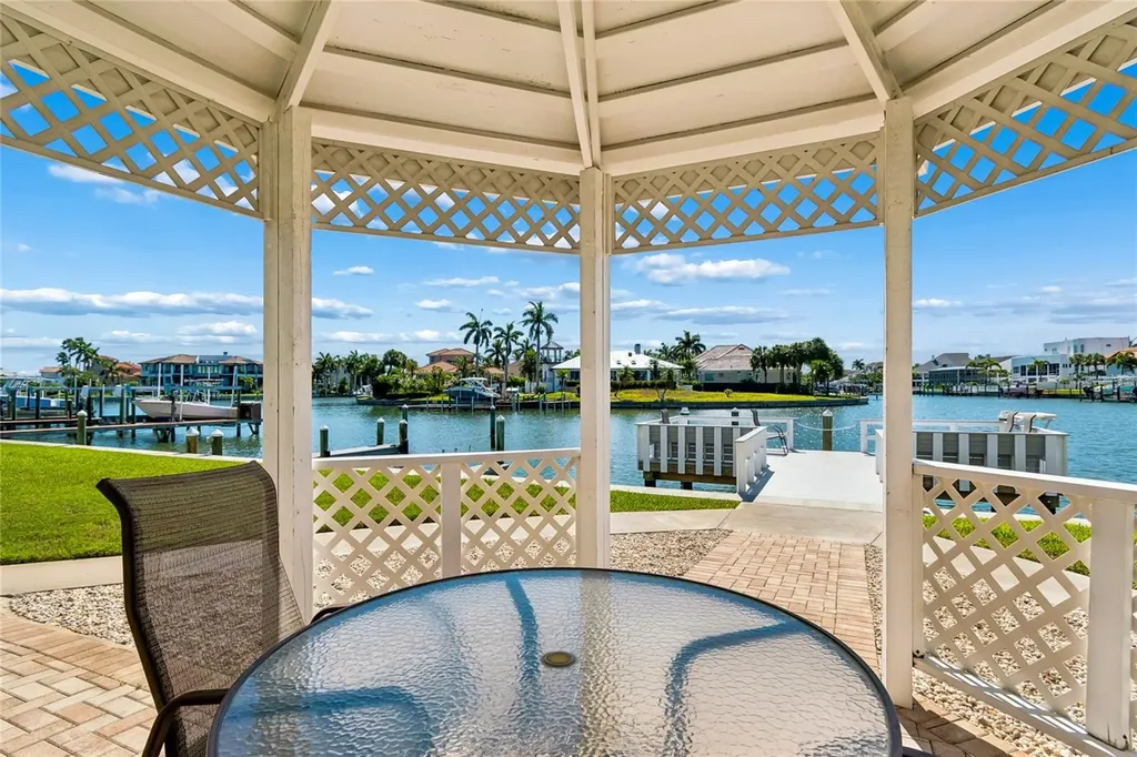 719 Pinellas Bayway S St Petersburg FL 33715