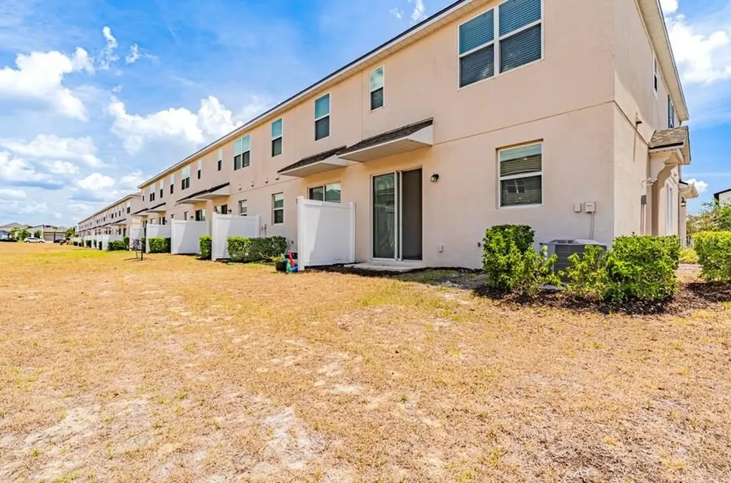 1124 Lakeshore Breeze Place Kissimmee FL 34747