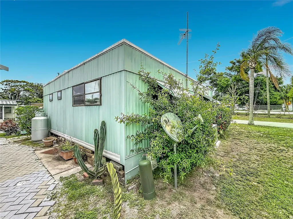 4676 66th Lane N St Petersburg FL 33709