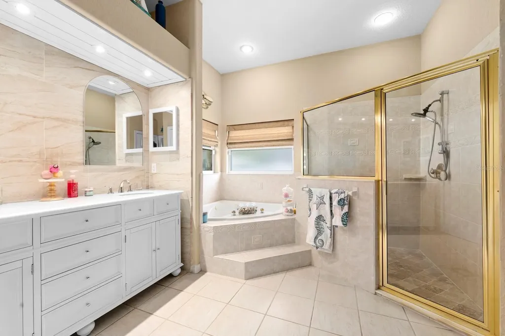 2305 Valrico Forest Drive Valrico FL 33594