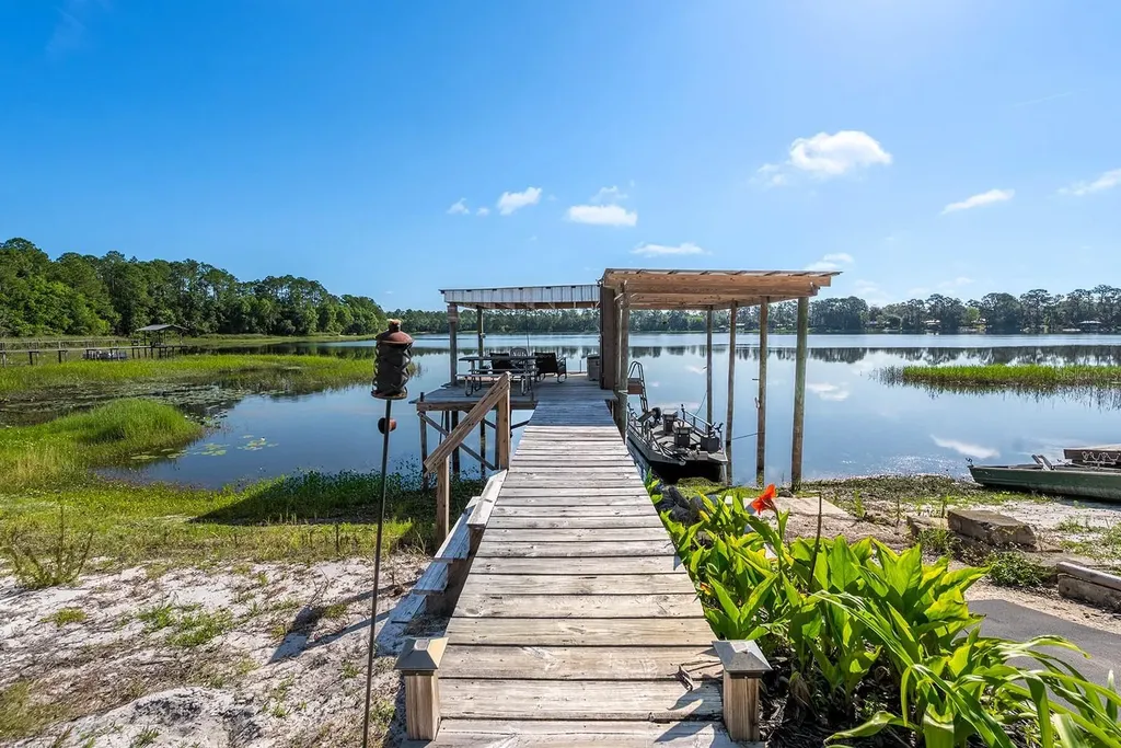 588 S County Road 21 Hawthorne FL 32640