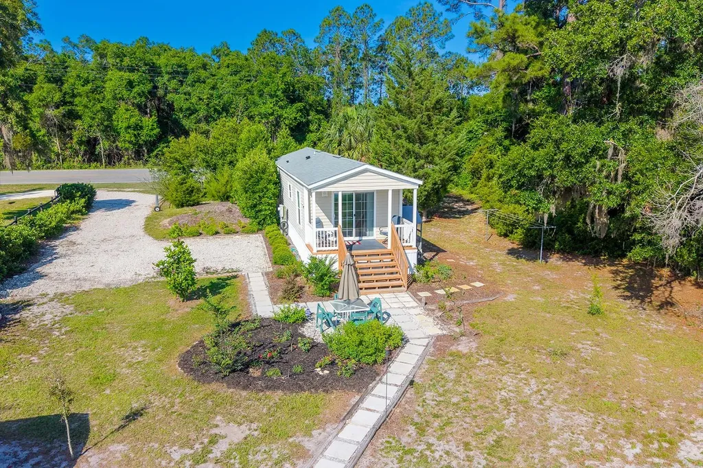 588 S County Road 21 Hawthorne FL 32640