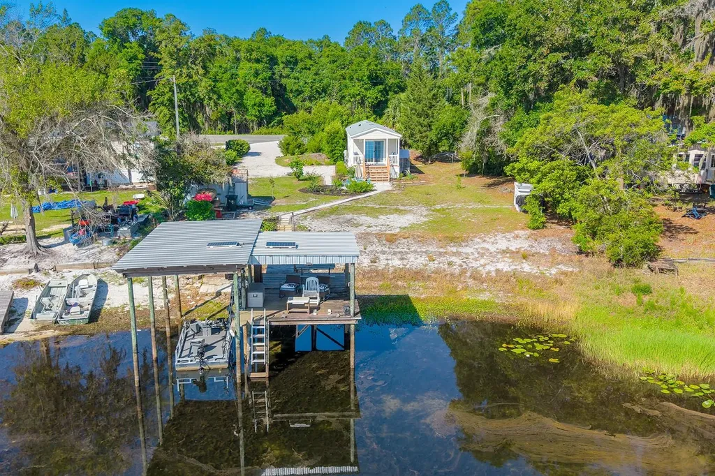 588 S County Road 21 Hawthorne FL 32640