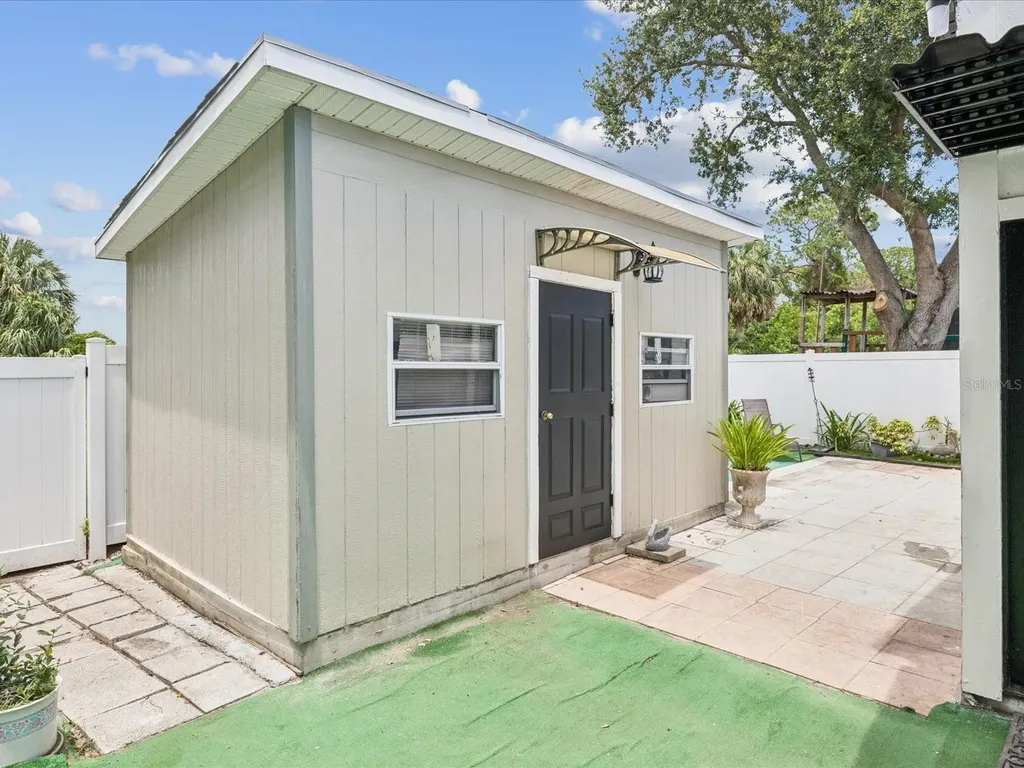 6518 S West Shore Circle Tampa FL 33616
