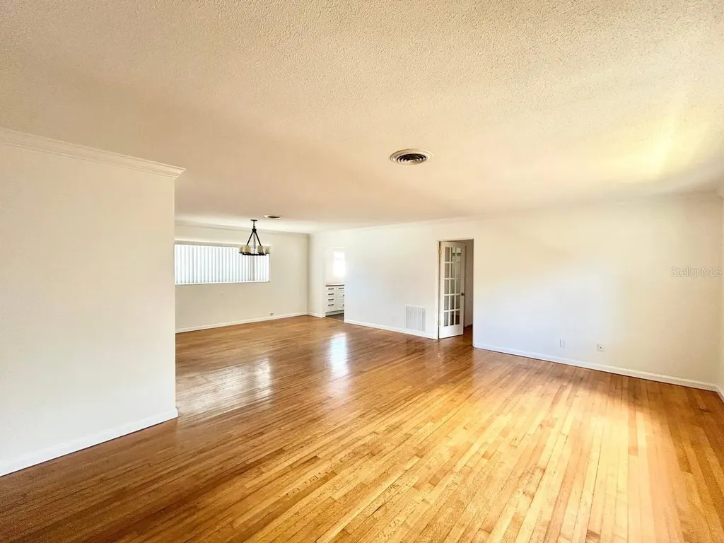 631 45th Avenue N St Petersburg FL 33703