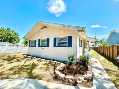 631 45th Avenue N St Petersburg FL 33703