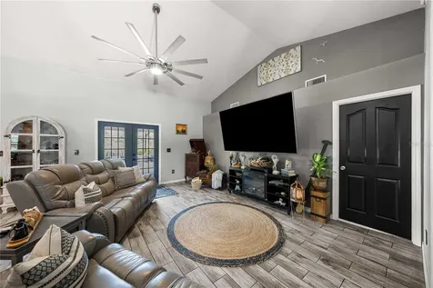495 Fisher Road Ocklawaha FL 32179