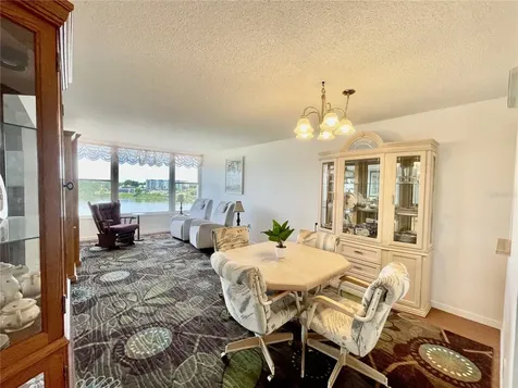 700 Mirror Terrace NW Winter Haven FL 33881