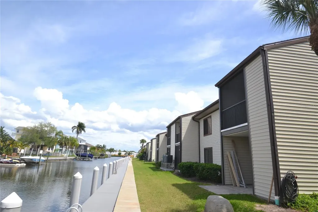 329 Moorings Cove Drive Tarpon Springs FL 34689