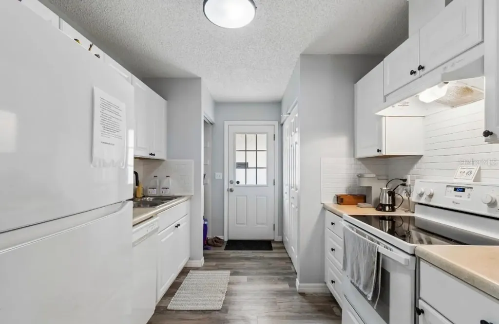 1812 Poinsettia Avenue Tarpon Springs FL 34689