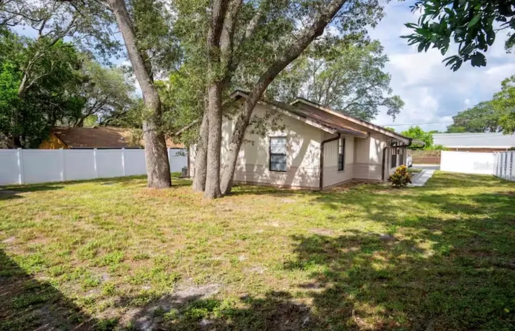 1812 Poinsettia Avenue Tarpon Springs FL 34689