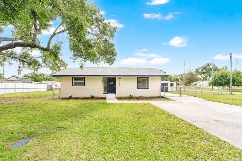 1502 N Bracewell Drive Plant City FL 33563
