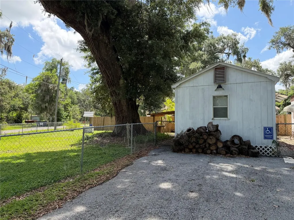 3315 Cr 431n Lake Panasoffkee FL 33538