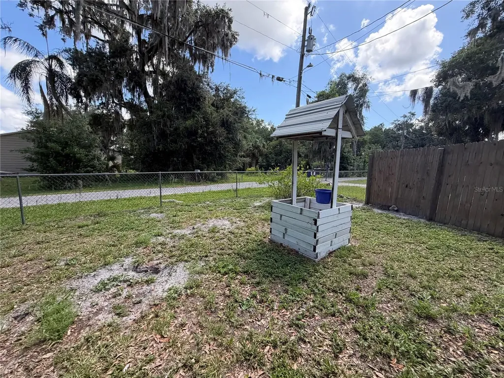 3315 Cr 431n Lake Panasoffkee FL 33538