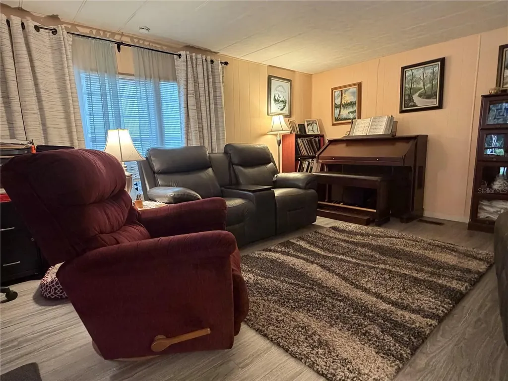 3315 Cr 431n Lake Panasoffkee FL 33538