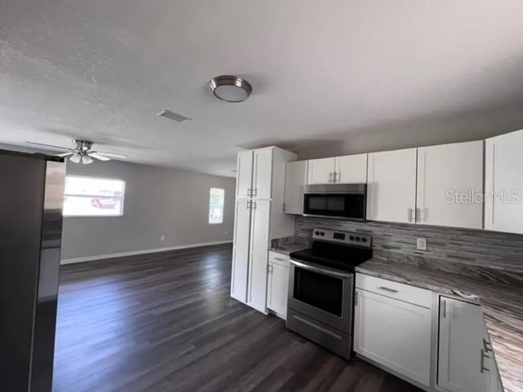 5812 17th Street Zephyrhills FL 33542