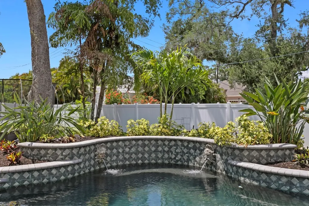 4521 W Watrous Avenue Tampa FL 33629