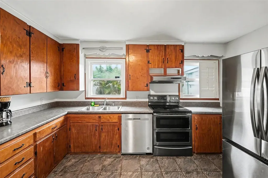 6242 5th Avenue N St Petersburg FL 33710