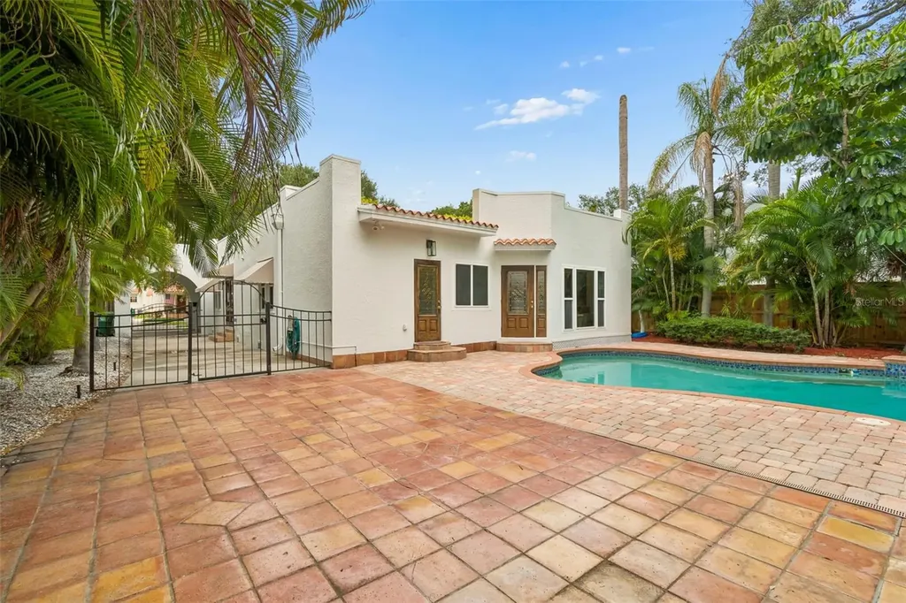 2434 W Prospect Road Tampa FL 33629