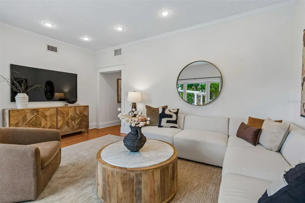 2434 W Prospect Road Tampa FL 33629