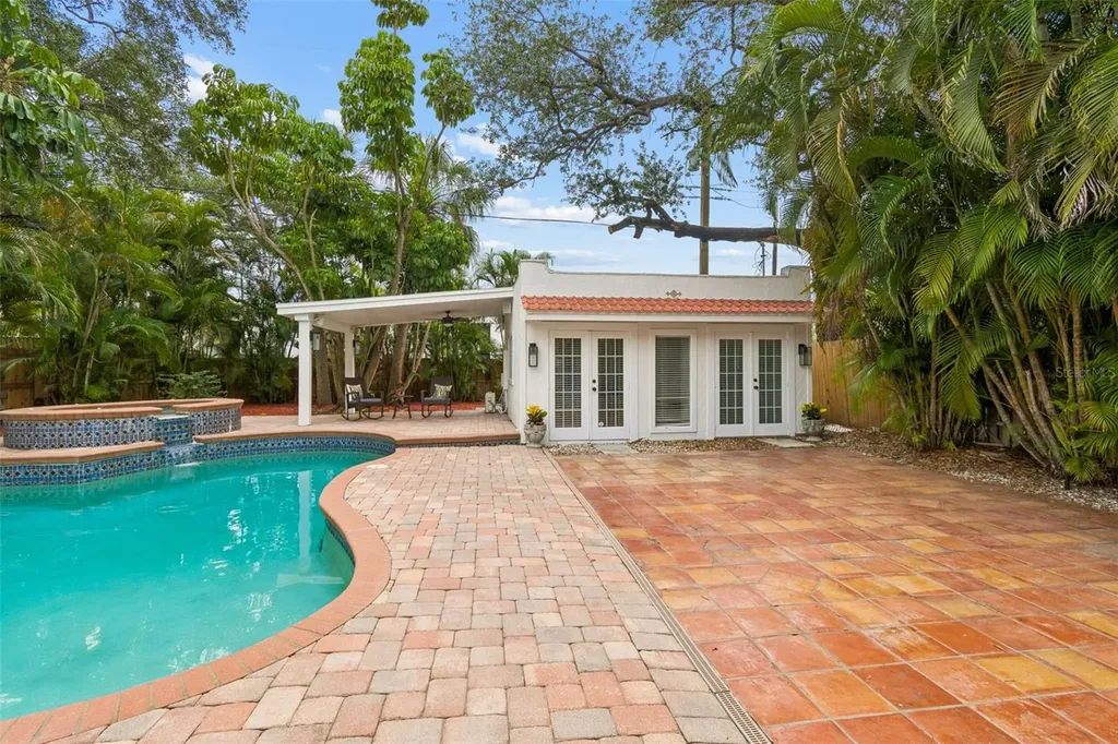 2434 W Prospect Road Tampa FL 33629