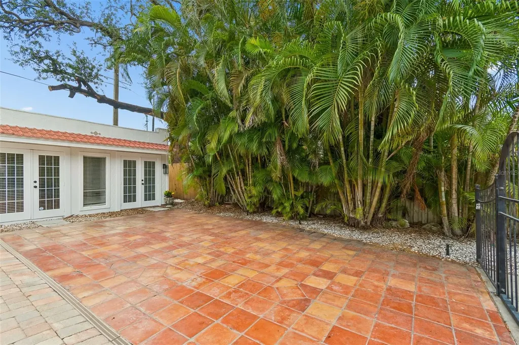 2434 W Prospect Road Tampa FL 33629