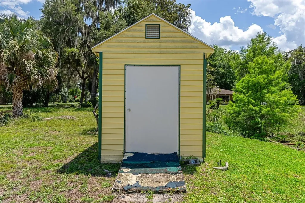2472 Cr 447 Lake Panasoffkee FL 33538