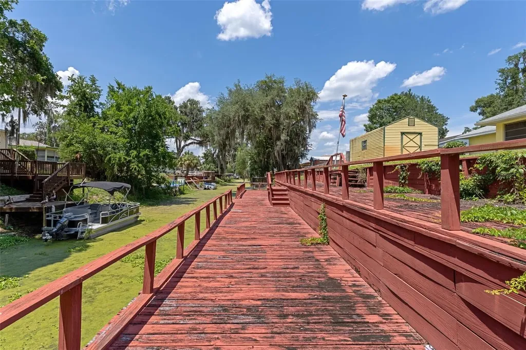 2472 Cr 447 Lake Panasoffkee FL 33538