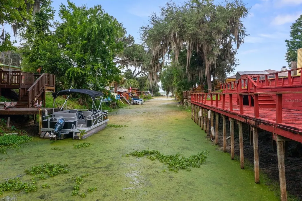 2472 Cr 447 Lake Panasoffkee FL 33538