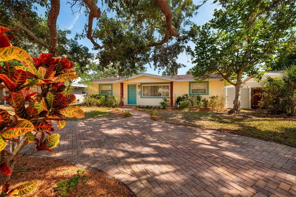 230 43rd Avenue NE St Petersburg FL 33703
