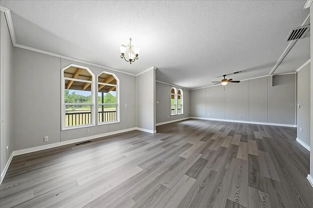 18585 N Highway 329 Reddick FL 32686