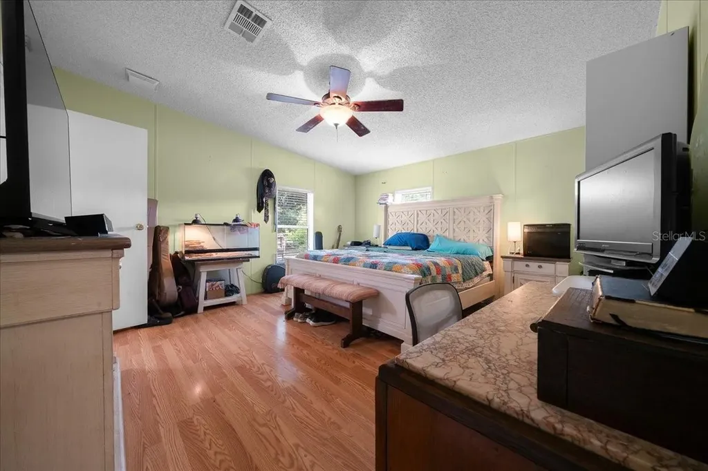 18585 N Highway 329 Reddick FL 32686