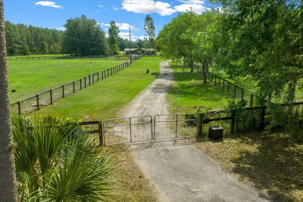 18585 N Highway 329 Reddick FL 32686