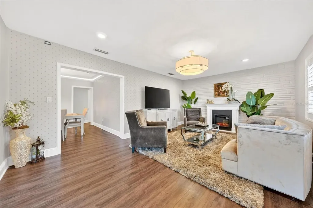 1099 Grove Avenue Mount Dora FL 32757