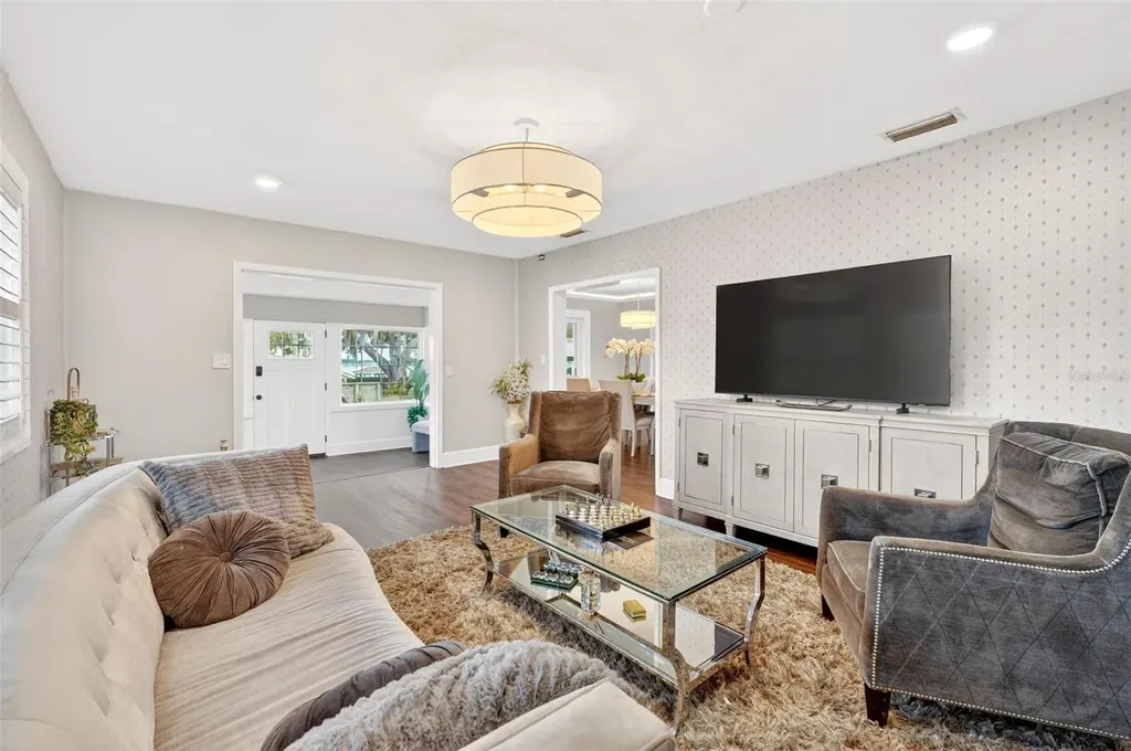 1099 Grove Avenue Mount Dora FL 32757