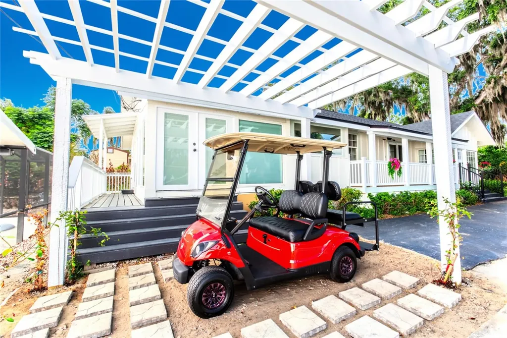 1099 Grove Avenue Mount Dora FL 32757