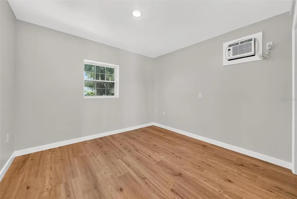 1099 Grove Avenue Mount Dora FL 32757