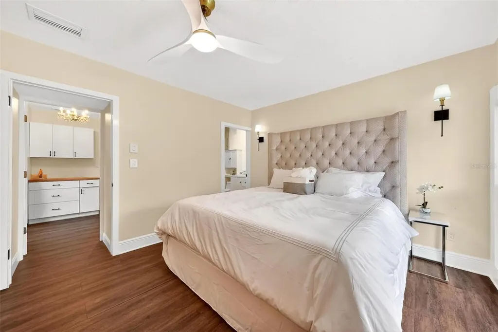 1099 Grove Avenue Mount Dora FL 32757
