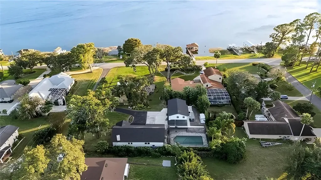 1099 Grove Avenue Mount Dora FL 32757